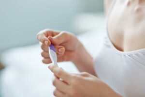Frau prüft Schwangerschaftstest