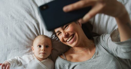 Email-Adresse für Baby anlegen. Mama macht Selfie mit Baby und schickt es.