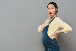 Schwangere Frau schockiert