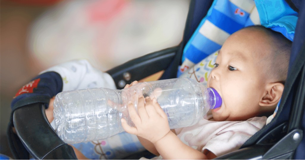 Baby lutscht Plastikflasche - Wie viel Mikroplastik geht in den Körper?