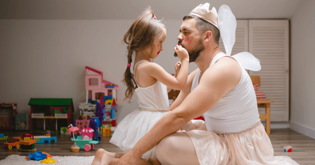 Alltag mit Kleinkind spielerisch meistern. Papa und Tochter verkleiden sich als Prinzessinnen.