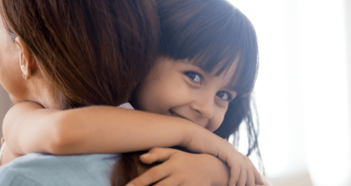 Kind umarmt glücklich seine Mutter - Arten Kindern seine Liebe zu zeigen