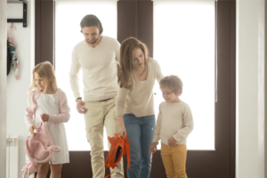 Vereinbarkeit Beruf und Familie: Familie kommt nach der Arbeit nach Hause