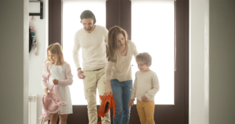 Vereinbarkeit Beruf und Familie: Familie kommt nach der Arbeit nach Hause