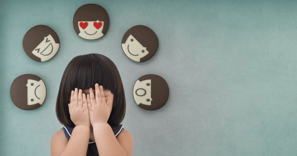 Fünf Urgefühle, Basis Gefühle: Mädchen hält sich die Augen zu