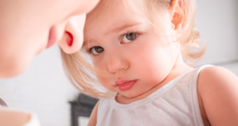 Mutter beschwichtigt Kleinkind: Wutanfall verhindern mit Spiegelung