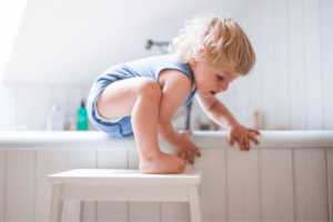Kleinkind klettert in die Badewanne: We gefährlich ist die Situation?