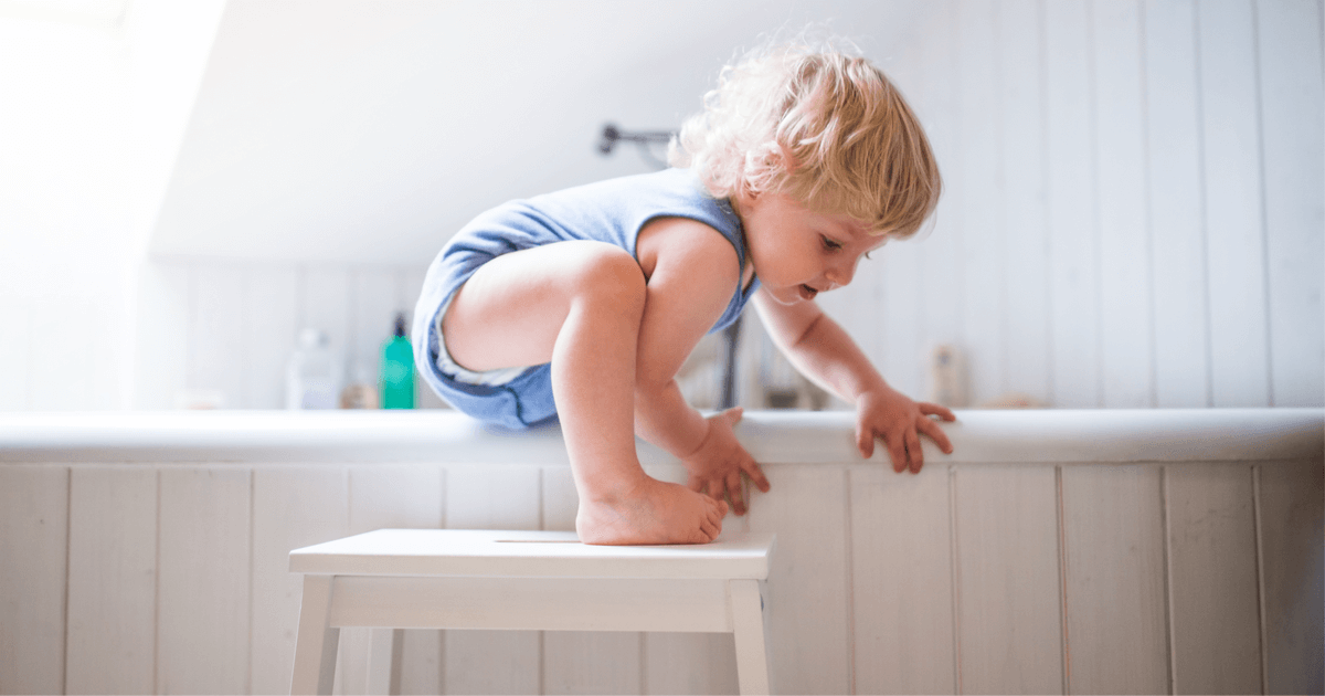 Kleinkind klettert in die Badewanne: We gefährlich ist die Situation?