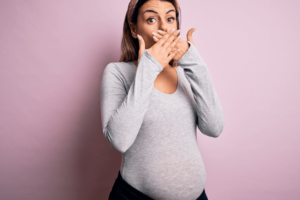 Blähungen in der Schwangerschaft: Schwangere Frau peinlich berührt