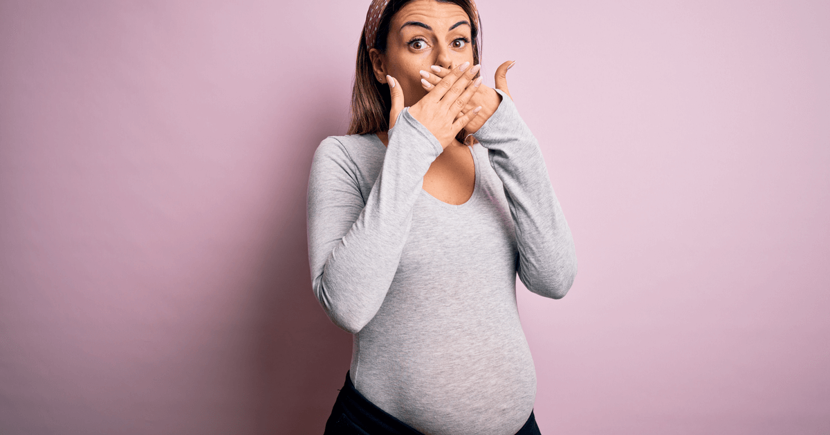 Blähungen in der Schwangerschaft: Schwangere Frau peinlich berührt