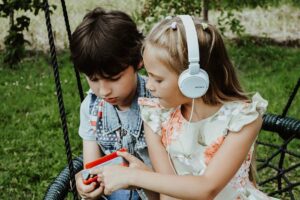 Wie Hörspiele die Entwicklung deines Kindes fördern