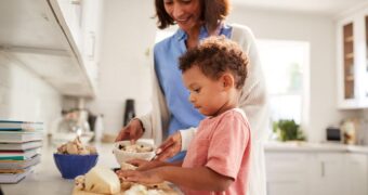 Kind bereitet Essen zu: Konzept Eigenständigkeit im Kind fördern