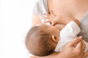 Baby trinkt Muttermilch: Diese passt sich immer an seine Bedürfnisse an
