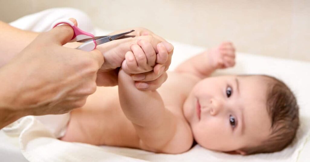 shutterstock 1633804324 Web - Deinem Baby die Fingernägel schneiden: Wann und wie?
