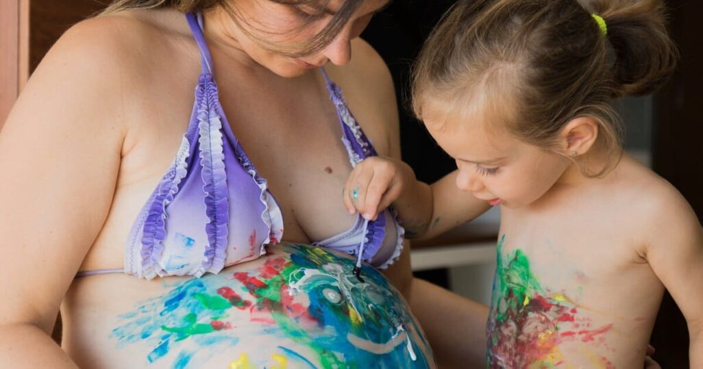 Babybauch bemalen: Tochter macht Bellypainting bei Mama