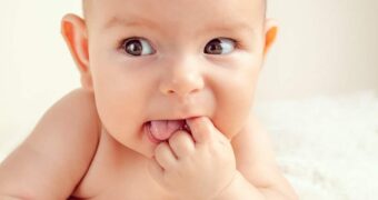 Veilchenwurzel hilft Babys beim Zahnen