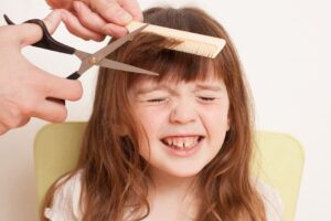 shutterstock 653699584 Web - Kinderhaarschnitt Tipps: So geht Haare schneiden bei Kindern ganz einfach