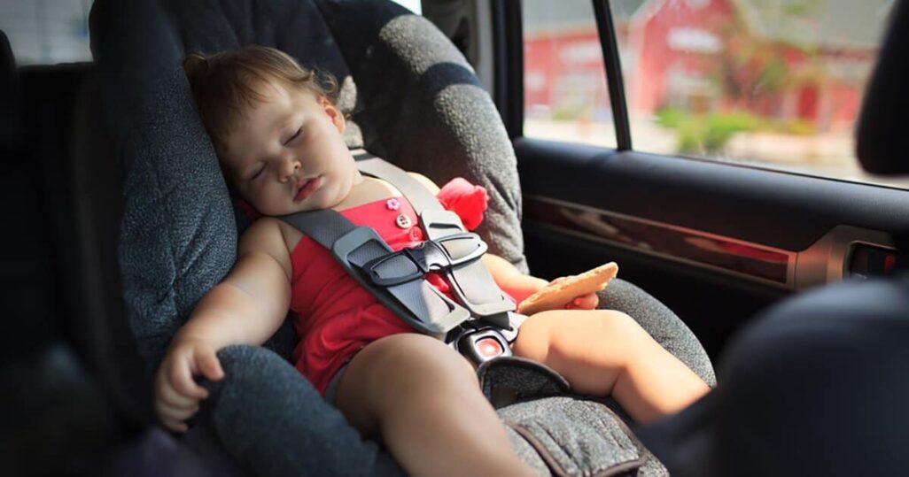 Schlafendes Kind im Auto