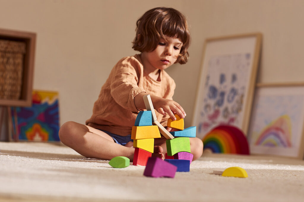 Kind spielt mit goki evolution Creo Bausteinen