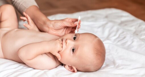 shutterstock 1820635874 Web - Babys Ohren reinigen: Mit oder ohne Wattestäbchen?