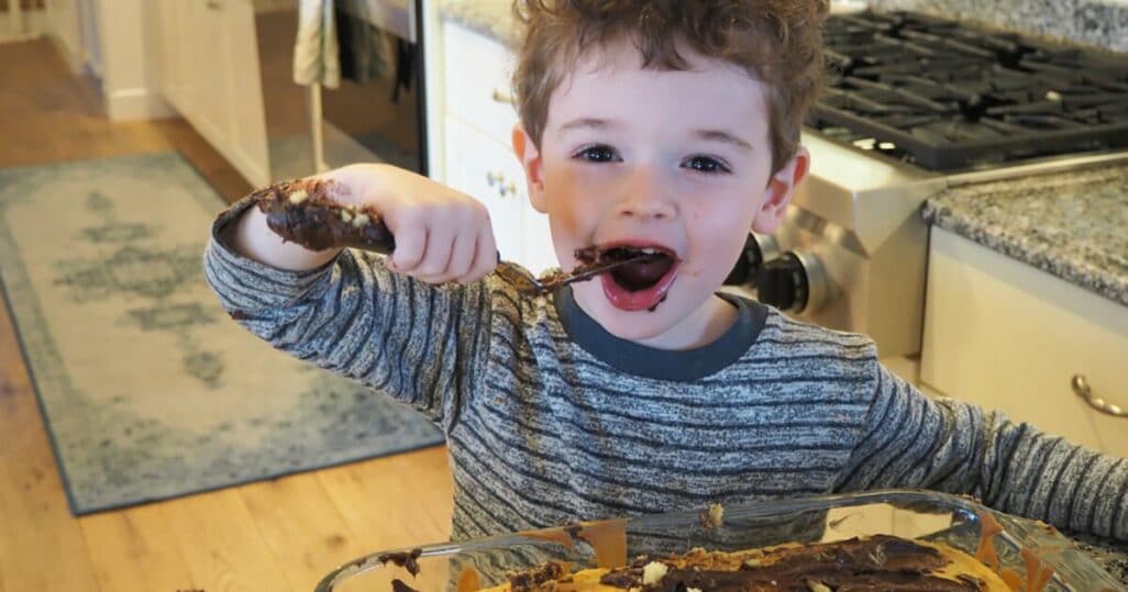 Verwöhnender Erziehungsstil: Junge darf direkt aus der Kuchenform essen