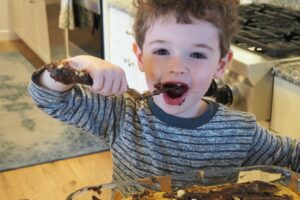 Verwöhnender Erziehungsstil: Junge darf direkt aus der Kuchenform essen