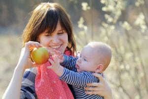 Baby will nach Apfel greifen - bereit für Beikost?