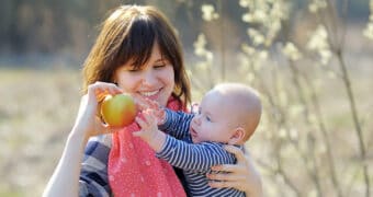 Baby will nach Apfel greifen - bereit für Beikost?