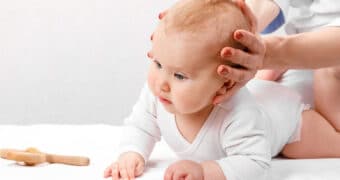 shutterstock 1590108610 Web - Flacher Hinterkopf beim Baby: Was du jetzt tun kannst