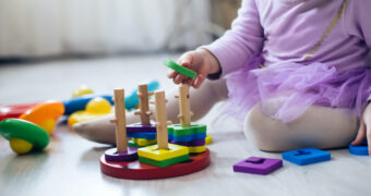 Kleinkind mit Montessori Spielzeug