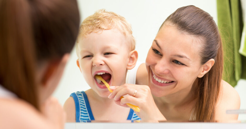 Kleinkind beim Zähne putzen