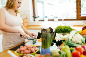 Schwangere kocht mit viel Gemüse