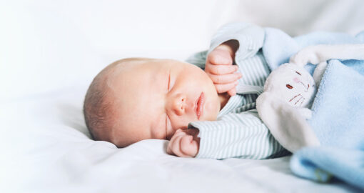 Baby schläft zufrieden in Wolle Seide Body