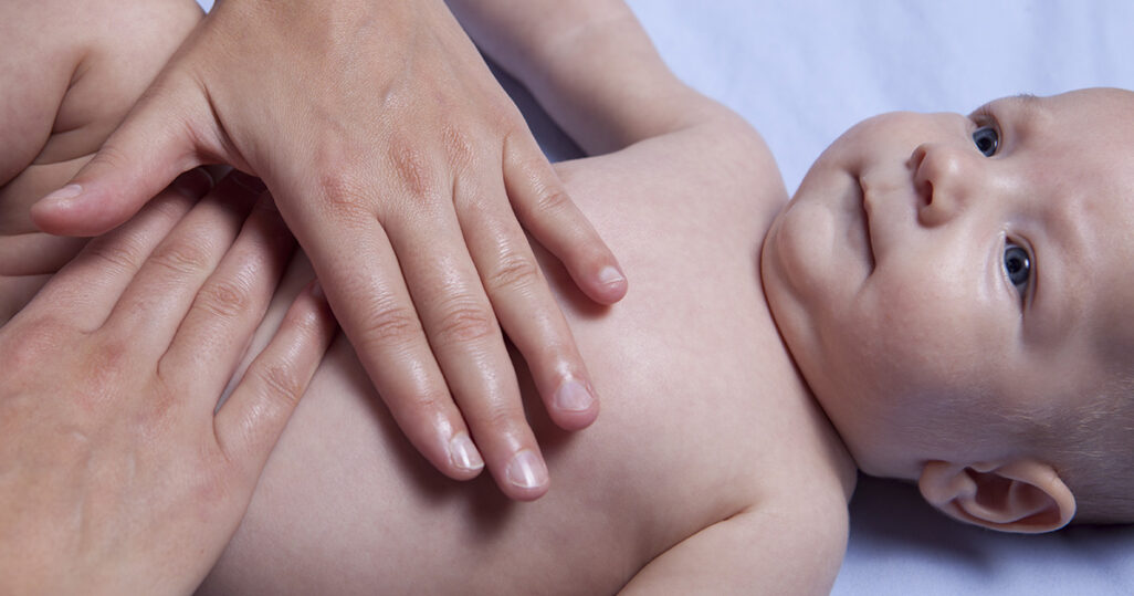 Bauchschmerzen und Blähungen beim Baby mit Bauchmassage behandeln