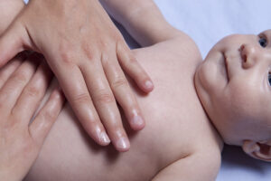 Bauchschmerzen und Blähungen beim Baby mit Bauchmassage behandeln