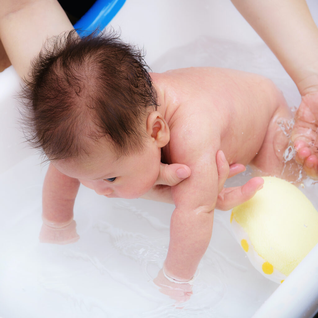 baby baden bauchlage 600x600 1 - Baby baden: wie oft, ab wann und womit? Die besten Tipps
