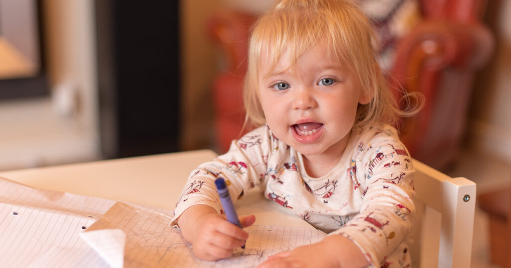 Baby 16 Monate - Kleinkind malt mit Wachsmalern