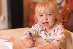 Baby 16 Monate - Kleinkind malt mit Wachsmalern