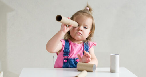 Kleinkind / Baby 15 Monate spielt mit Papprollen