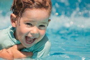 27 Monate Kleinkind Entwicklung - Dein Kleinkind mit 27 Monaten: Verkleiden und Schwimmen!