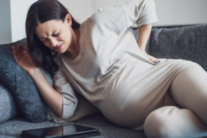 Frau hat Rückenschmerzen in der Schwangerschaft
