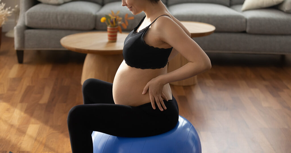 Rückenübung für die Schwangerschaft: Wippen