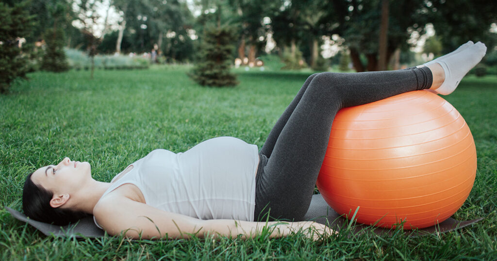 Rückenübung für die Schwangerschaft: Rückenlage