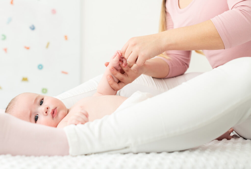 Handinnenflaeche und Finger - Babymassage: Anleitung und Tipps für zu Hause