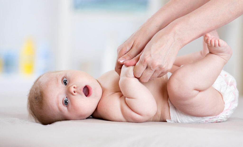 Handruecken und Handgelenk - Babymassage: Anleitung und Tipps für zu Hause