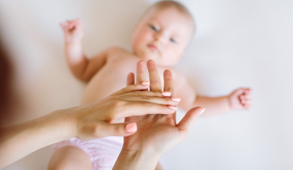 Oel auftragen - Babymassage: Anleitung und Tipps für zu Hause