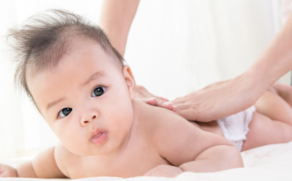 Vor und Zurueckstreichen - Babymassage: Anleitung und Tipps für zu Hause