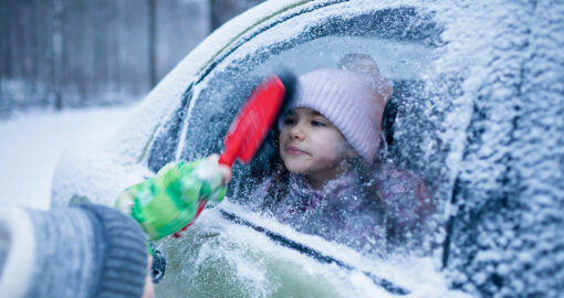 Lass beim Eiskratzen nie deine Kinder im Auto!