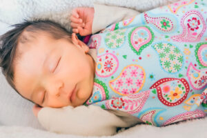 Nachts richtig anziehen: Süßes Baby schläft im Schlafsack.