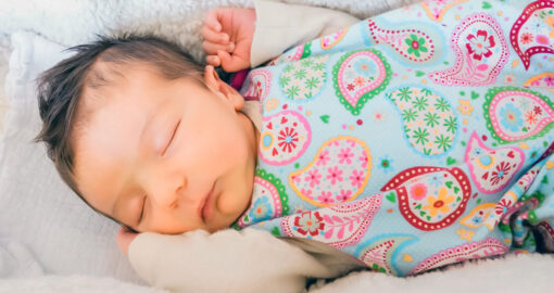 Nachts richtig anziehen: Süßes Baby schläft im Schlafsack.